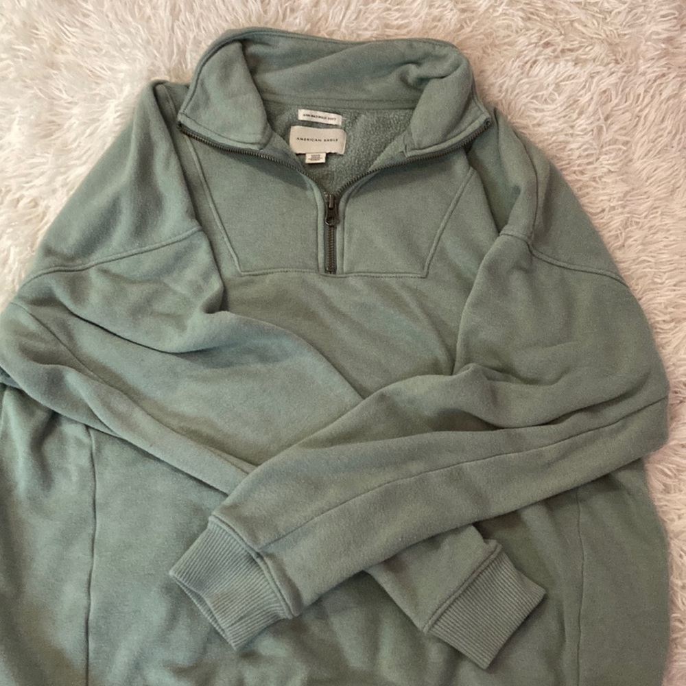 Super cute green sweatshirt from American Eagle. Super good condition! Size S/M